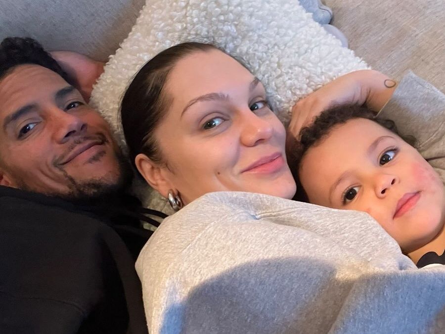 «Δεν έχω καμία εξάπλωση του καρκίνου», λέει η Jessie J μετά το χειρουργείο με τον γιο της αγκαλιά