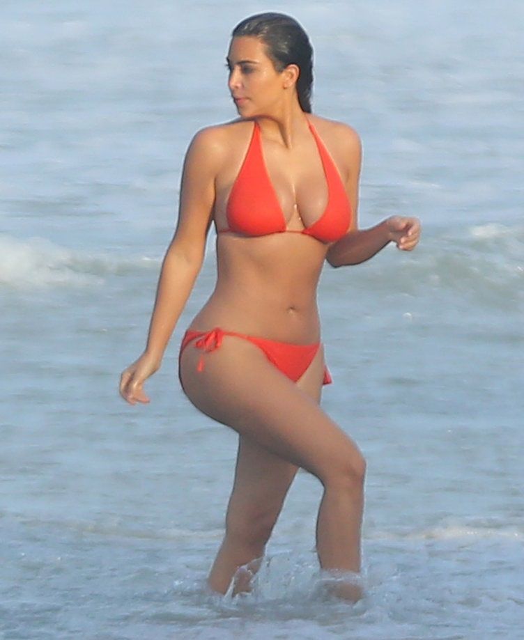 Kim-flaunted-her-figure-red-two-piece-beach-Mexico dd9b6