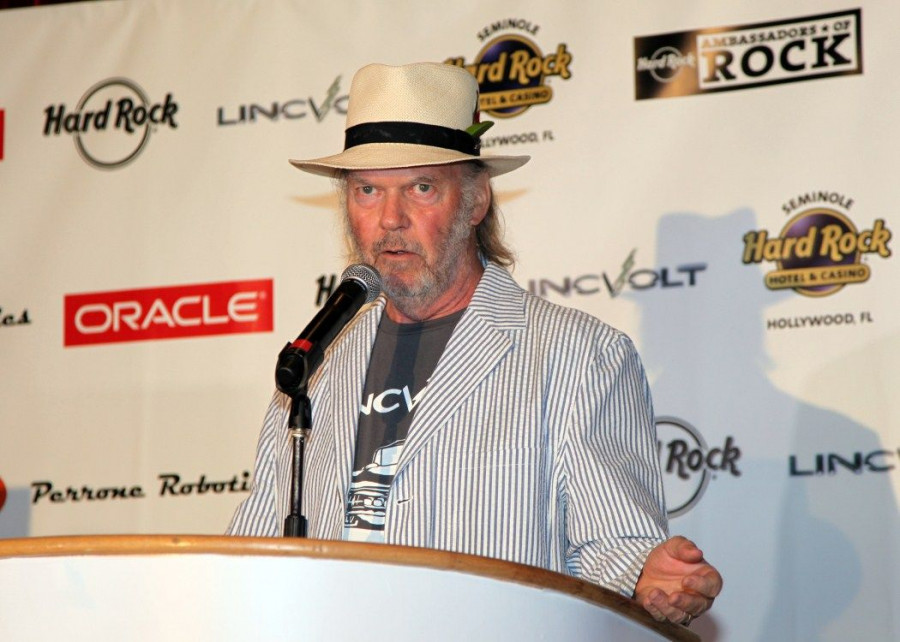 neilyoung_1050_x_750