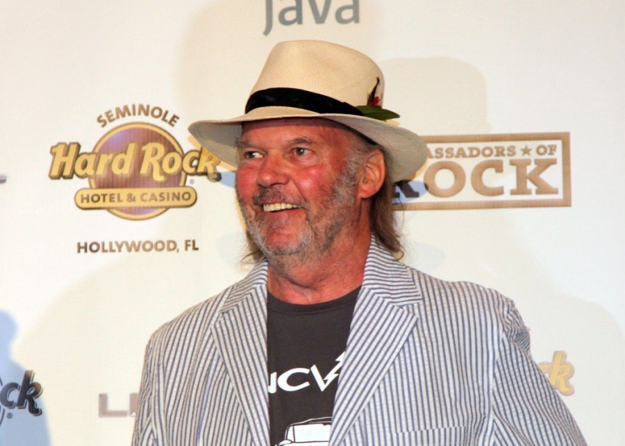 neilyoungg_1050_x_750