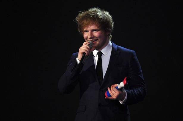 EdSheeranacceptstheBritishMaleSoloArtistawardattheBRITAwards2012