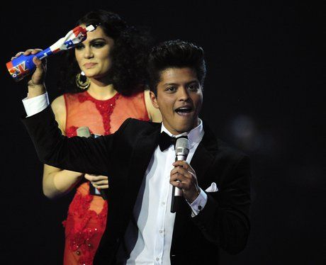 bruno-mars-brit-awards-2012-1329857491-view-0