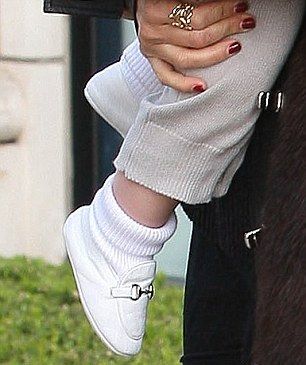 article-2108640-11FACDAB000005DC-471_306x382