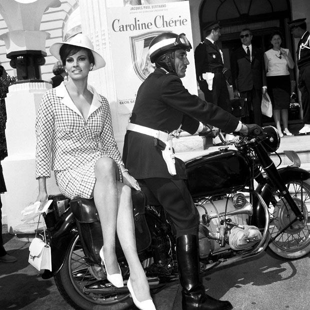 1966-raquel-welch_2220196k