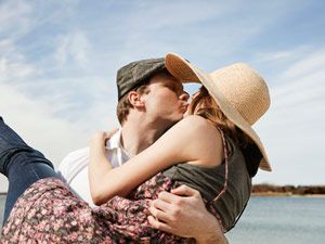 romantic-couple-on-beach-0810-mdn