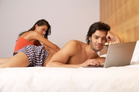1229_guy-on-laptop-with-upset-girl_sm