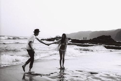 beach-black-and-white-boy-couple-girl-love-Favim.com-66061_large