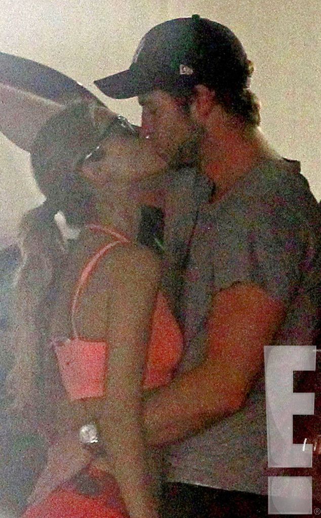 rs 634x1024-130917192711-634.Liam-Hemsworth-Eiza-Gonzalez-Kissing.1.ms.091713