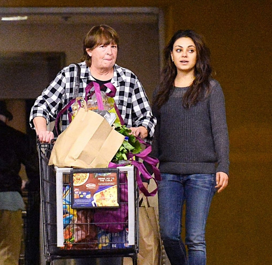 Mila-Kunis-Ashton-mom-1017x1024