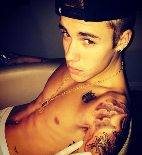 Justin-Bieber-Shows-Off-His-New-Eagle-Tattoo-1385857622