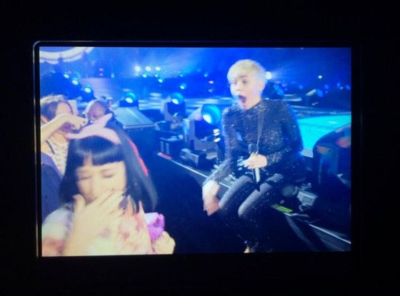 rs 560x415-140223072651-1024.Miley-Cyrus-Katy-Perry-Giggle-Kiss.jl.022314 copy