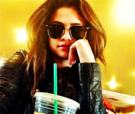 rs 560x473-140307132621-1024.selena-gomez-texas-starbucks