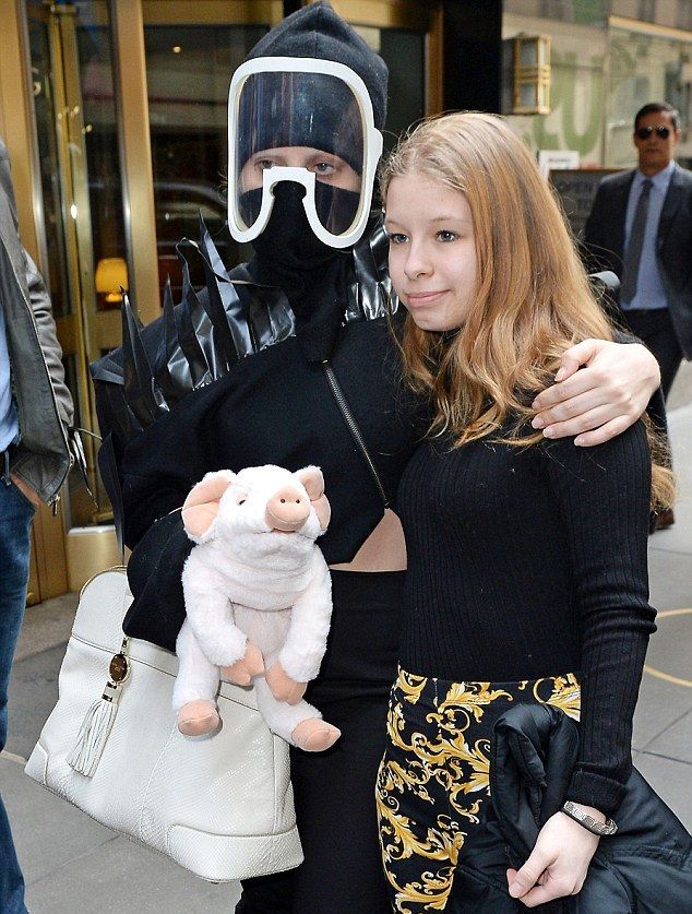 article-2587084-1C80E7F000000578-873 634x861