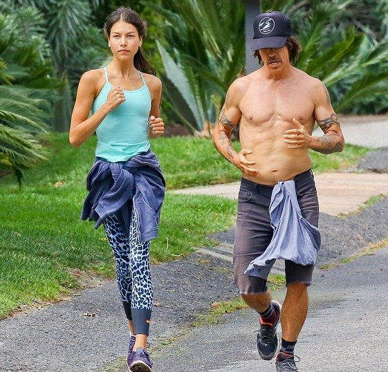 article-2587164-1C81CCC700000578-716 634x559