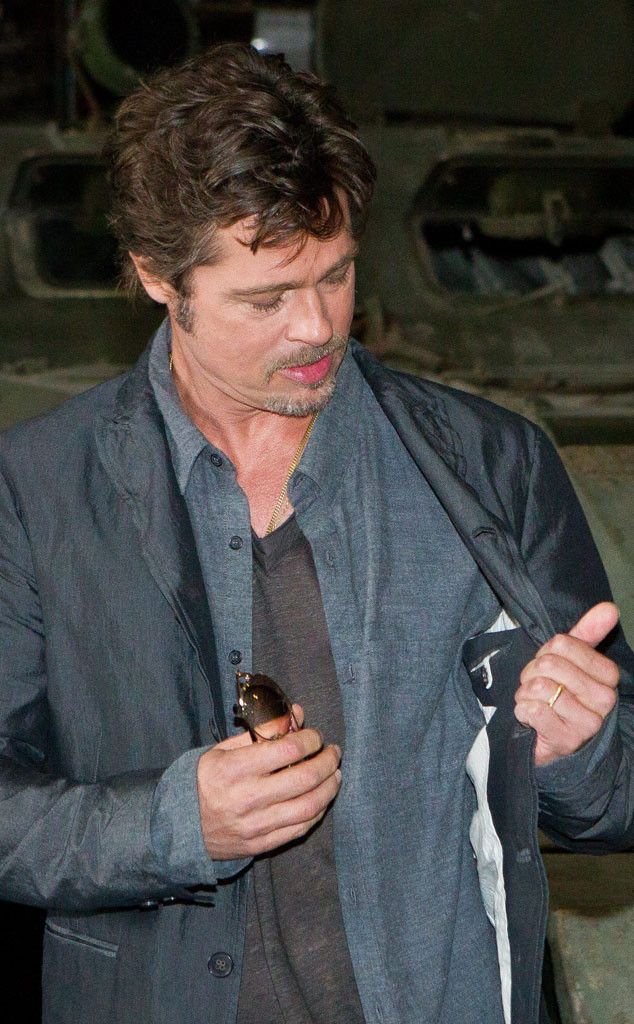 rs 634x1024-140828064954-1024-bradpitt-weddingring-jc