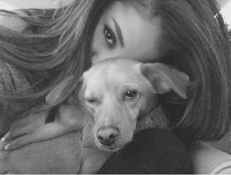 ariana-grande-new-brown-hair-again-dogs-05