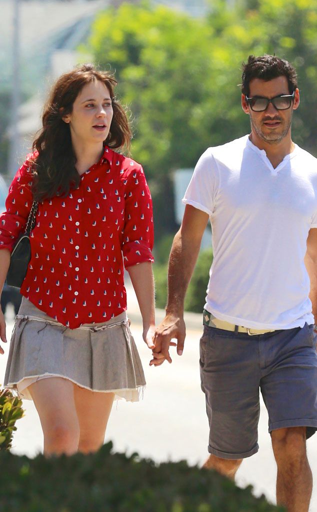rs 634x1024-140811110245-634.Zooey-Deschanel-Jacob-Pechenik-PDA-JR1-81114