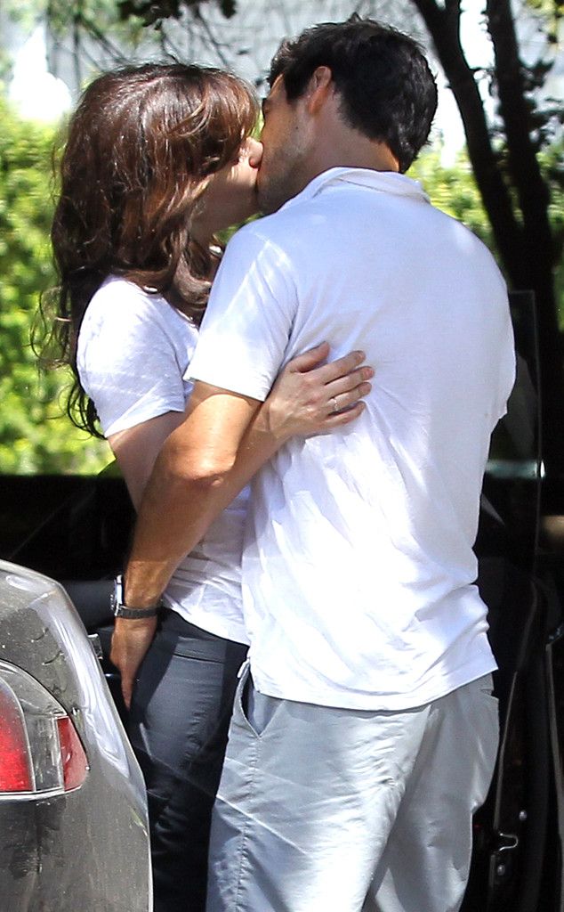 rs 634x1024-140823115553-634.Zooey-Deschanel-Making-Out.jl.082314