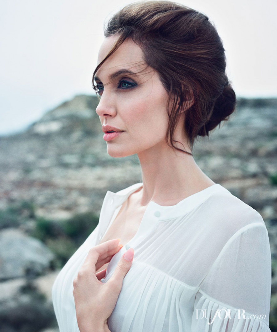 1416356313 angelina jolie-dujour-magazine-zoom