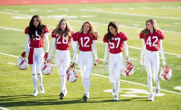 super-bowl-XLIX-2015-valentines-day-angels-behind-the-scenes-walking-victorias-secret-hi-res 1060x644