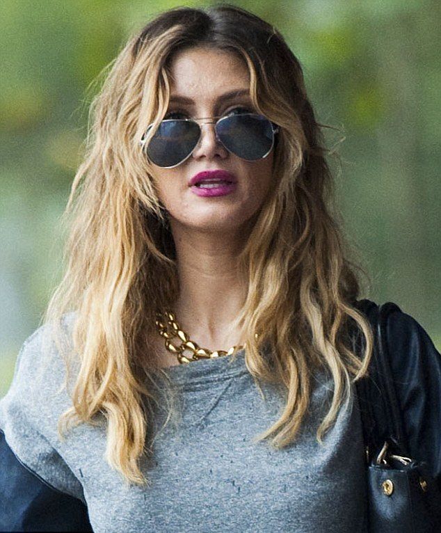 2521A07800000578-2929339-Caked on The singer and actress tried to disguise her complexion-m-89 1422422172470