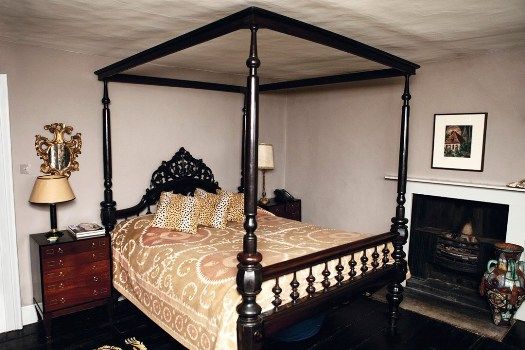 Kate-Moss-bed-Vogue-27Jan15-Mike-Trow b 1080x720