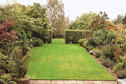 Kate-Moss-garden-Vogue-27Jan15-Mike-Trow b 1080x720