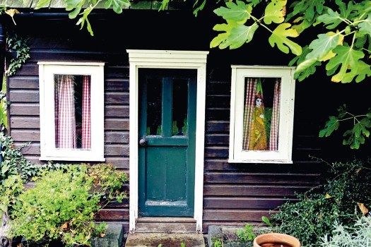 Kate-Moss-wendy-house-Vogue-27Jan15-Mike-Trow b 1080x720