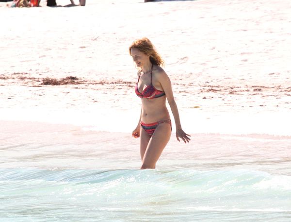 heather-graham-bikini-vacation-tulum-mystery-man-008
