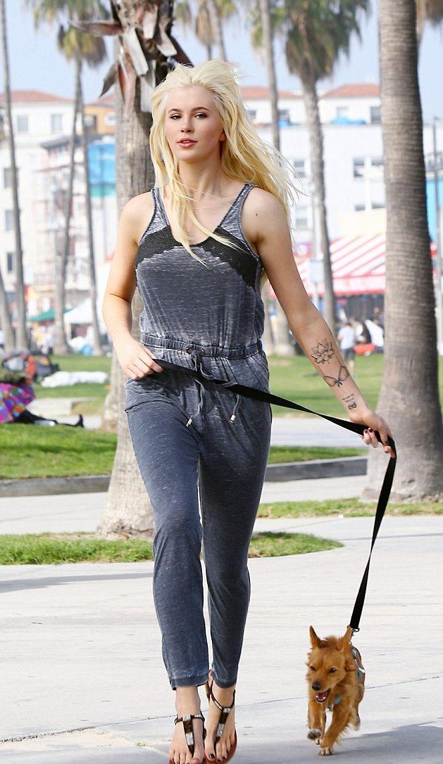 255F9DAA00000578-2942102-Keep up Ireland Baldwin skipped around Venice California on Thur-m-40 1423186779952