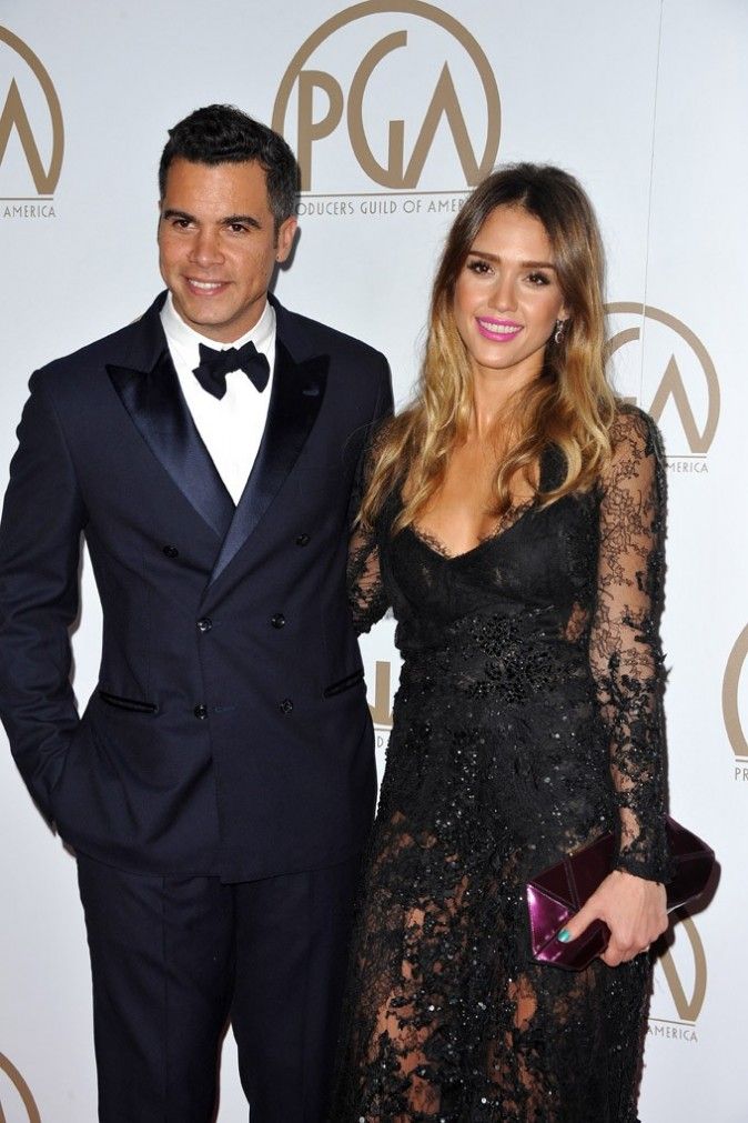 Jessica-Alba-et-Cash-Warren-aux-Producers-Guild-Awards-a-Beverly-Hills-le-26-janvier-2013 portrait w674