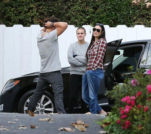 DEMI-MOORE-and-Orlando-Bloom-with-TALLULAH-WILLIS-Out-in-Los-Angeles-31