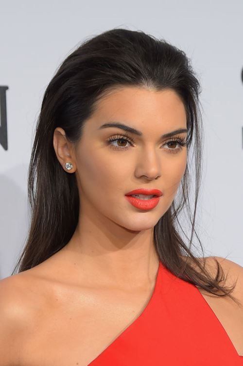 kendall-jenner-overlining-lips-lipstick-w540 67c38