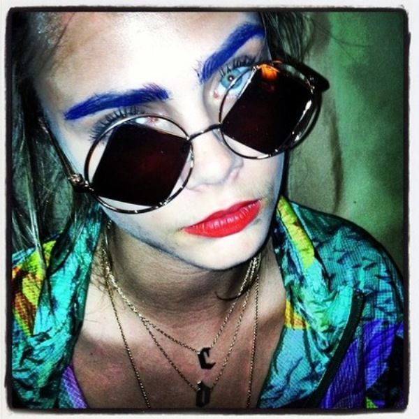 cara-delevingne-blue-eyebrows 50125