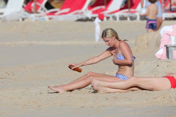 nicky-hilton-james-rothschild-caribbean-beach-18 61ad9