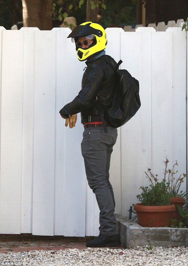 261336C400000578-2968481-Low key Orlando Bloom arrived at an office location in Brentwood-m-21 1424868715609 0ac0b