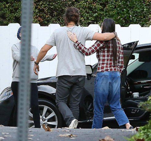 DEMI-MOORE-and-Orlando-Bloom-with-TALLULAH-WILLIS-Out-in-Los-Angeles-33 b8271