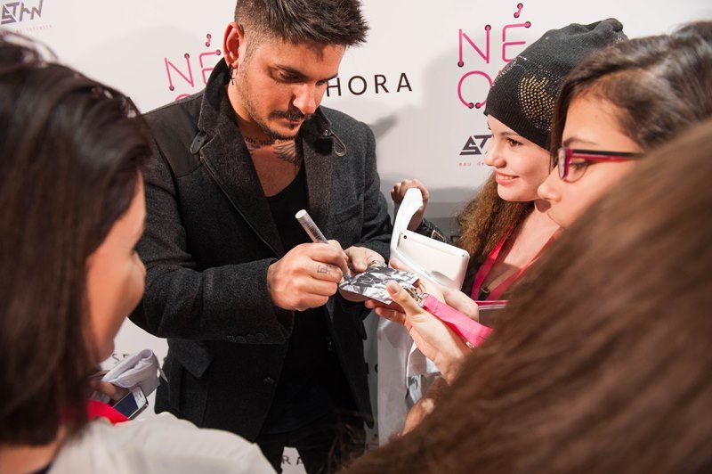 O STAN υπογράφει αυτόγραφα e7ec9