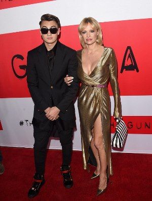 2696EE9400000578-2992729-image-a-111 1426242063109 d03c8