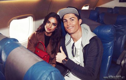 773-cristiano-ronaldo-and-irina-shayk-in-airplane-travelling-to-zurich 37c70