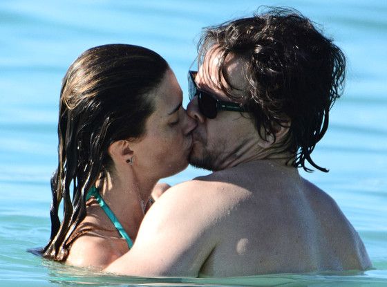 rs 560x415-141226170559-1024.Mark-Wahlberg-Rhea-Durham-Kissing.ms.122614 copy 693f2