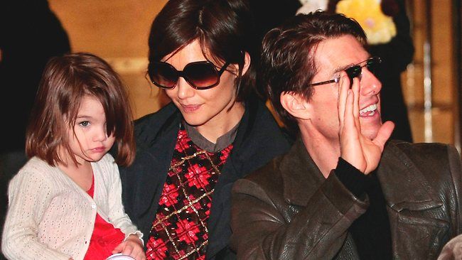 621685-katie-holmes-suri-and-tom-cruise 6734e