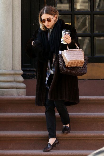 holding-celeb-style-ashley-olsen 0ef67