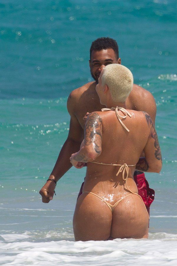 amber-rose-topless-hawai-09 83c40