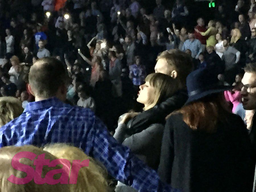 taylor-swift-dating-calvin-harris-concert-nashville-03 846b8