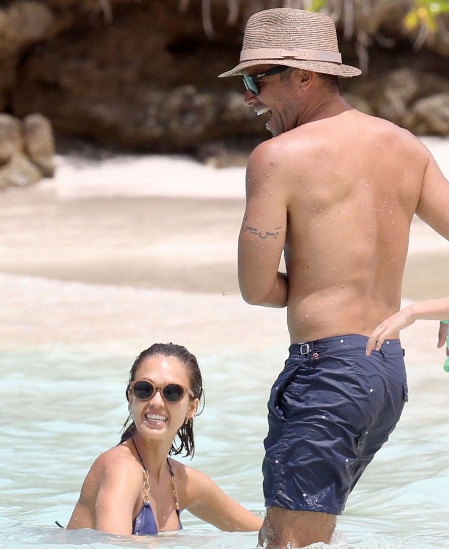 jessica-alba-cash-warren-kick-off-spring-break-07 db709