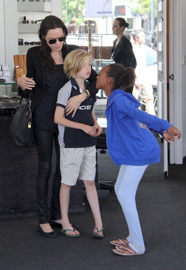 274718F000000578-3025666-Casual Shiloh eight sported a Hackett polo top and shorts while -m-53 1428163370302 a4143