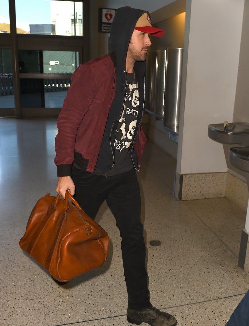 ryan-gosling-lax-airport-leaving-town-11 fdc7b