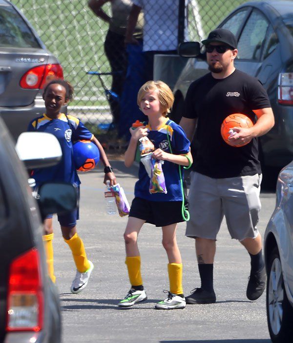 shiloh-jolie-pitt-zahara-playing-soccer-photos-14 65589