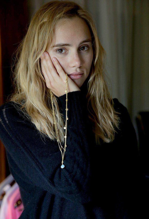 275A70B100000578-3029452-image-a-63 1428444512180 f8696